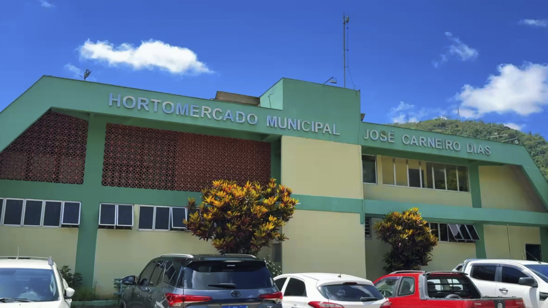 Hortomercado e comércio local de Itaipava com produtos frescos e movimento de moradores.