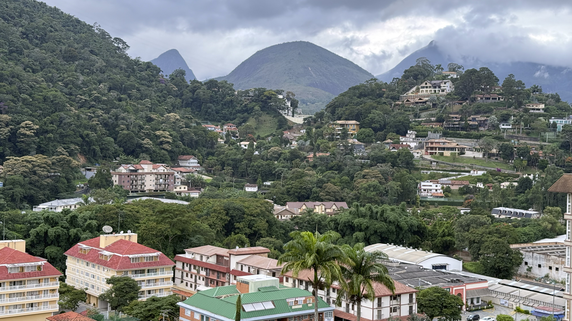 Vista aérea de Itaipava mostrando condomínios fechados, casas e vegetação na Serra Fluminense
